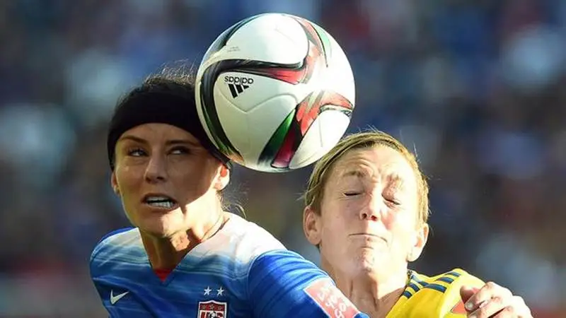 do soccer players wear helmets